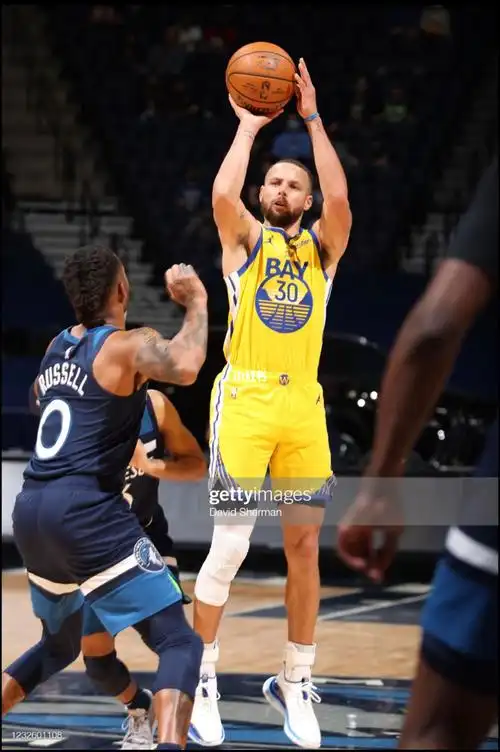 库里喜欢投三分但我更想投进他心里11