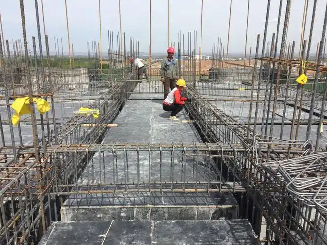 七层框架梁钢筋绑扎,过程中进行自检,符合图纸设计要求.