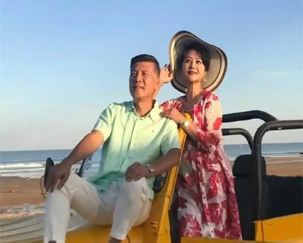 53岁茹萍近照优雅,跟二婚丈夫恩爱多年,对待继子视如己出