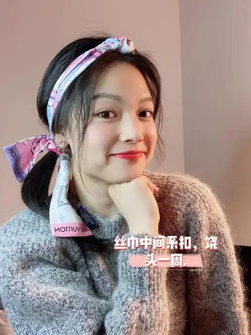 夏天的浪漫风情,丝巾束发带浪漫又甜美,几种正确戴法一学就会