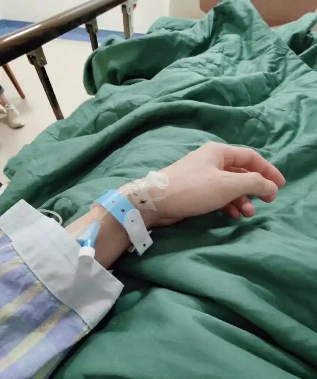 李佳琦晒输液照自曝做鼻炎手术 坦言不害怕是假的