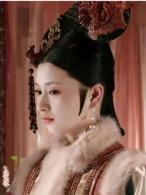 甄嬛传中沈眉庄"宁可枝头抱香死"的性格,就藏在她的跪姿细节上