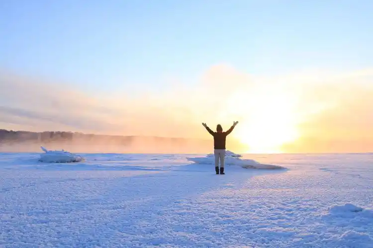 迎接第一缕阳光的幸福女人