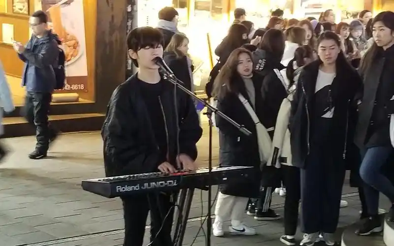 首尔弘大街头公演