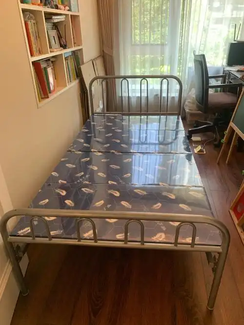 折叠床很重,质量很好,诚心转让价200元,不还价了哦.