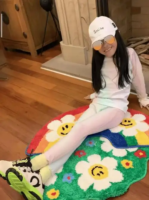 伊能静晒7岁女儿近照,米粒身高优越像爸爸,梨涡浅笑越来越漂亮