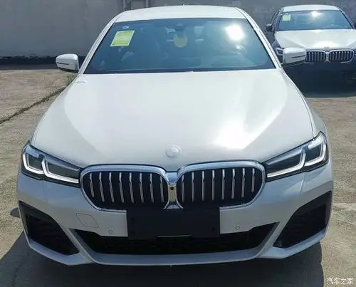 2021款宝马5系到店矿石白车身很洋气超帅