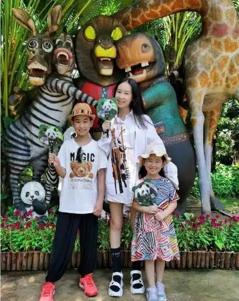 原创赵文卓一家四口出门游玩不忘拍照秀幸福全家像是开了长腿特效