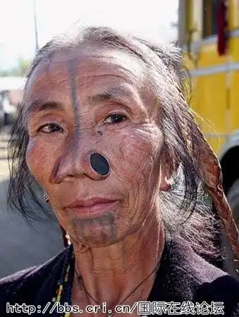 印度部落女性为变丑将大木塞塞入鼻子---现实中的自虐现象