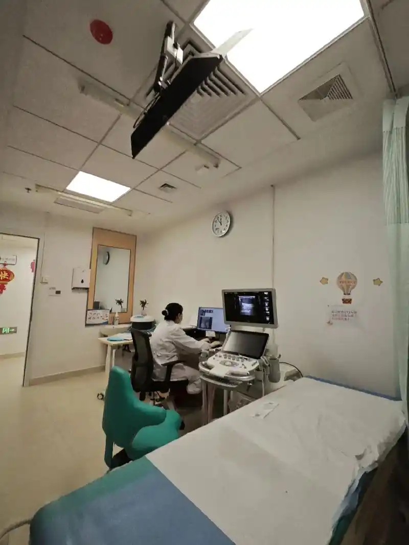 武汉儿童医院彩超室,可边做检查边看动画片.武汉儿童医院,候诊 - 抖音