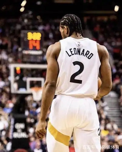 伦纳德失落的背影,23投12中,得到37分6篮板4助攻还是无法率队取胜