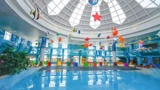 (国信南山温泉酒店供图)不仅如此,景区建有室内温泉,儿童馆,中医馆