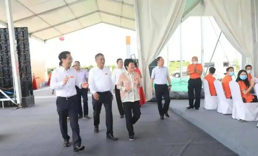 朱家角镇镇长乔惠锋等区各委办局领导和金发科技董事长袁志敏,华东