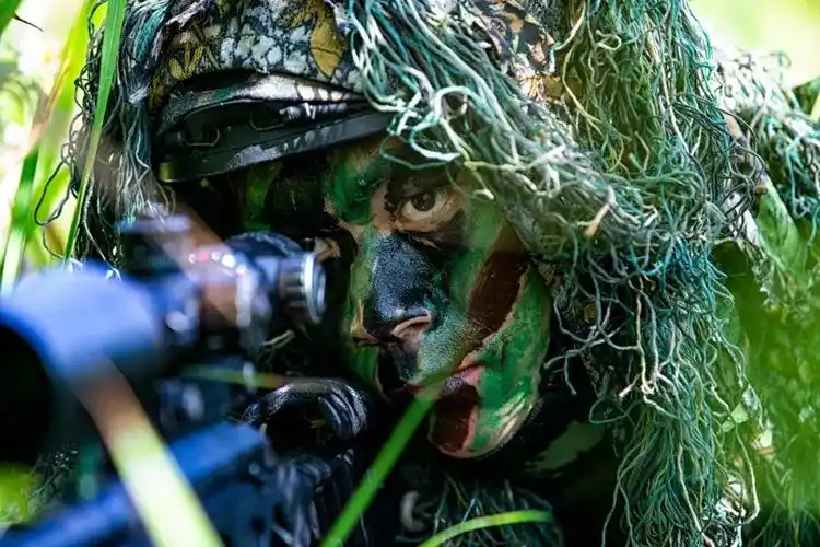 迷彩的色块绿色,棕色,黑色迷彩妆今天,我们一起来看看军人的"妆容"有