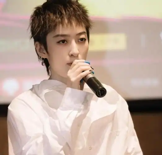 但她创作的歌曲有不少都火遍了大街小巷,《狮子座》,《最天使》,《有