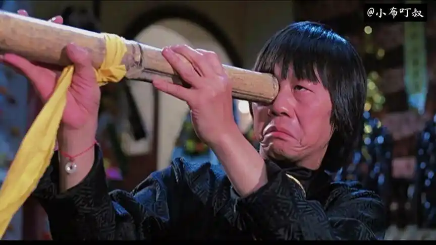 搞笑名场面:《僵尸先生》文才玩竹筒,不料看到僵尸,太搞笑了!