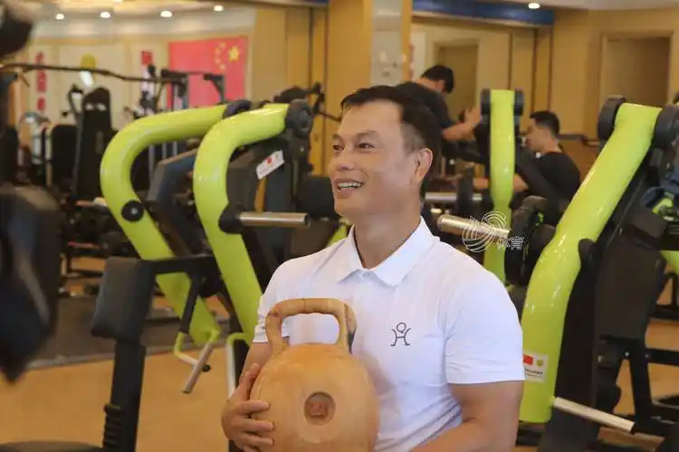 他手中拿着的养生健身器材壶铃,正是今年成功入围第三届中国体育智能
