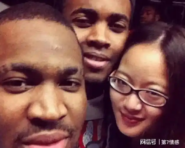 女子被黑人搭讪,满心欢喜溢于言表,就好像光宗耀祖一般倍感荣幸