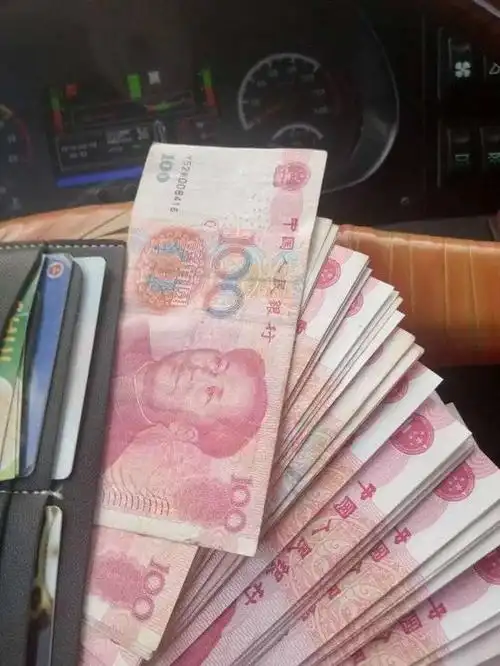 当天晚上,失主联系并来到公交三公司,核实信息后,公司将钱包归还给了