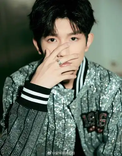 王源| 烎潮音发布夜一身balmain 2019春夏系列外套搭配chopard珠宝