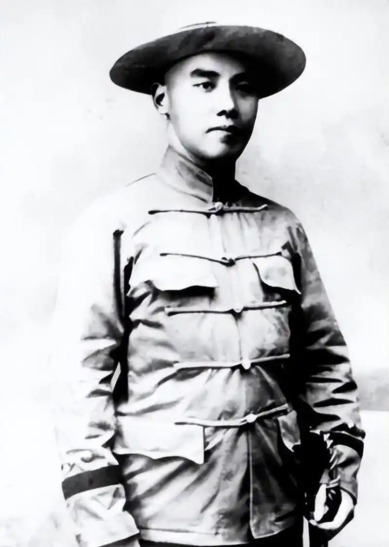 1922年,一个年轻人突然冲进黄金荣家里,不顾保镖的阻拦,上去给了他两