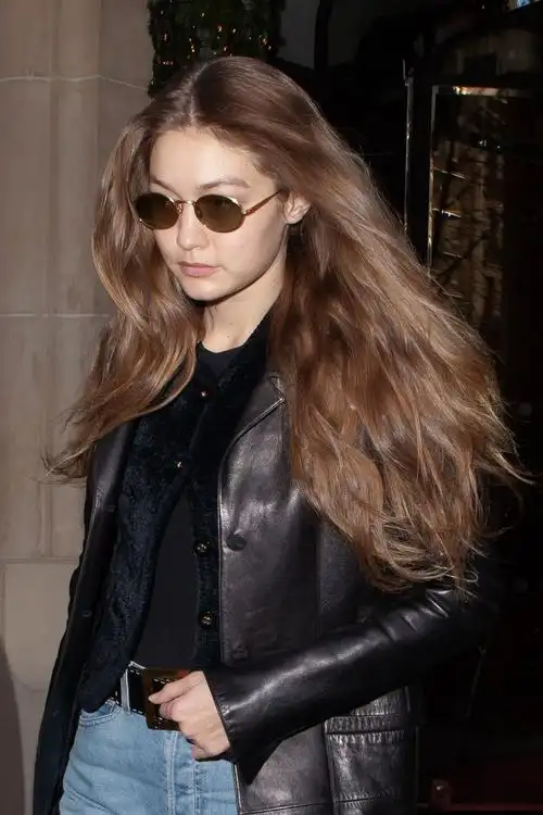 超模吉吉·哈迪德现身巴黎街头,她的发型很引人注目