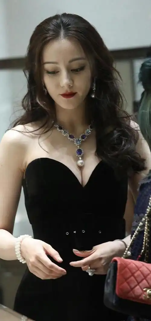 迪丽热巴黑色抹胸裙