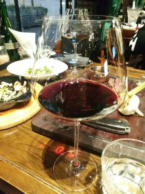 酒吧喝红酒图片