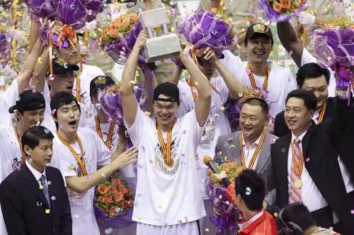 总决赛第五场比赛中,广东宏远队主场以90比81战胜辽宁盼盼队,夺得冠军