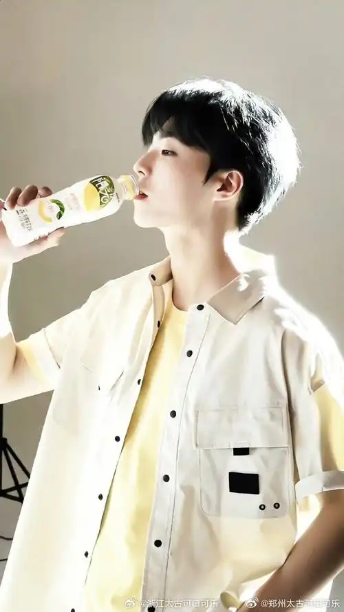 阿浙太喜欢这次的杂志封面,青春帅气的农农@陈立农!