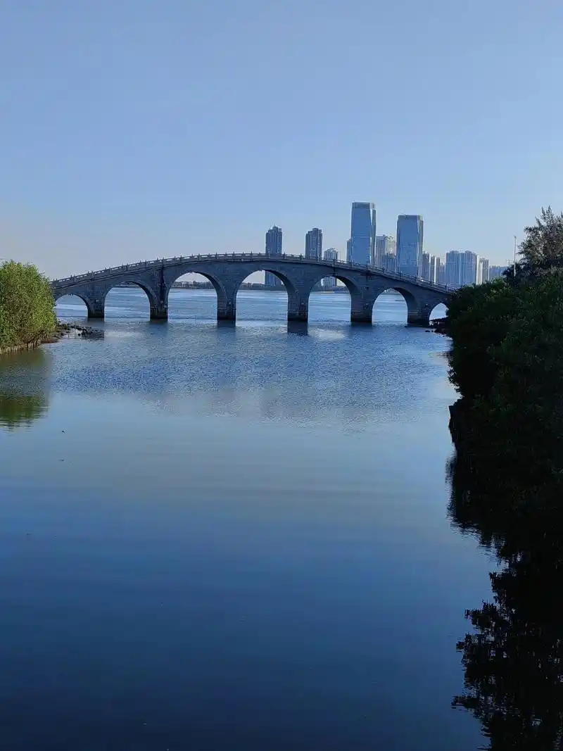 海口万绿园  万绿园是海口市最大的开放性热带海滨生态园林风景,总