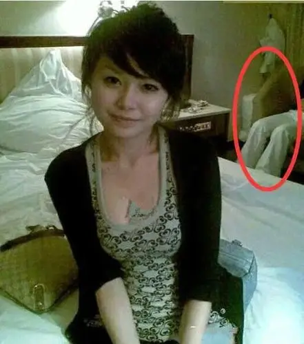 老婆你不是说一个人出差吗,那个穿白裤子的男人是谁?