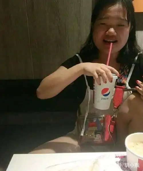 网恋奔现,男网友却在吃饭时逃跑,男子:我实在是受不了了