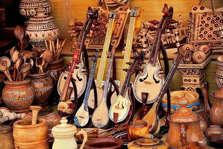 墙上挂的,房顶上吊的,全是各种各样叫不上名字的少数民族乐器,但我