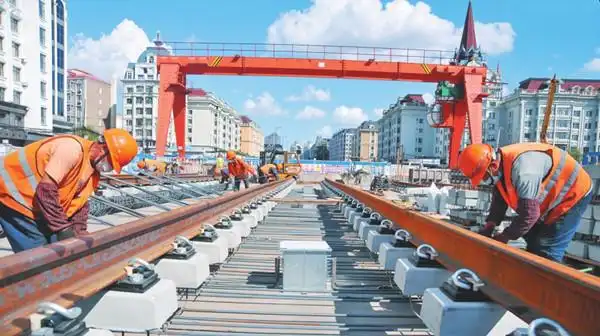 地铁2号线施工人员正在进行特殊减震道床施工.苏强 摄