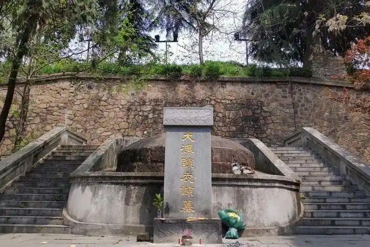 汉帝陈友谅,原是湖北红巾义军首领徐寿辉的大将,1360年弑君自立,建国