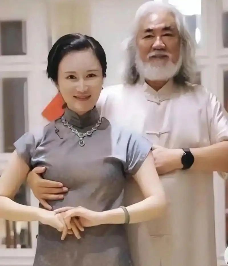 张纪中和和现任老婆好恩爱!