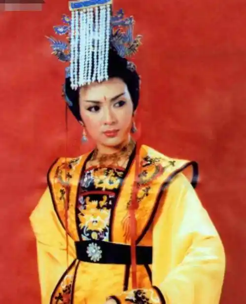 24位女星头顶凤凰谁雍容华贵不怒自威谁小家子气上不了台面