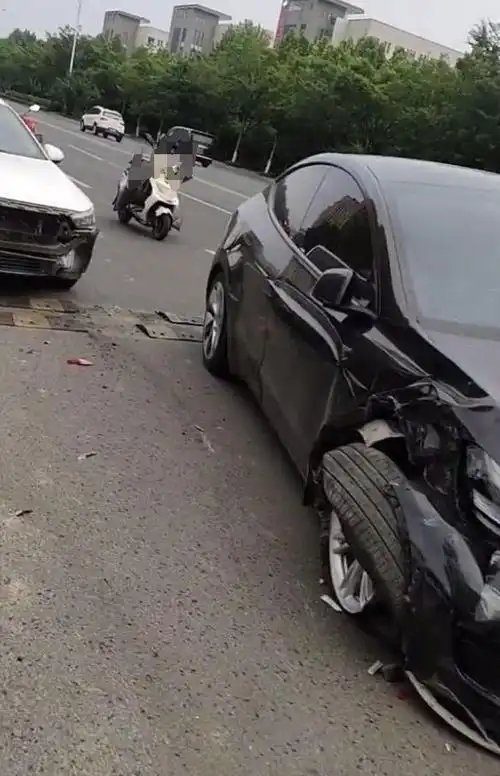 突发沭阳南湖一特斯拉发生车祸现场一片狼藉