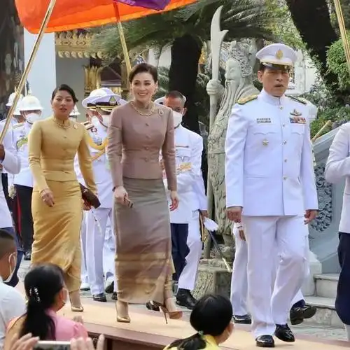 当地时间3月7日,泰国国王拉玛十世玛哈·哇集拉隆功出现在曼谷大皇宫