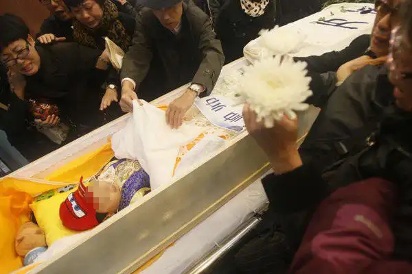 10月21日上午,5岁男童状告生父案原告——患白血病的男孩帅帅的遗体