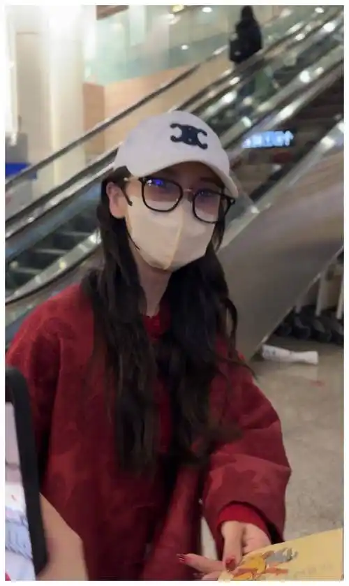 人气凋零不如从前,无滤镜生图曝其真实状态_红色_网友_活动