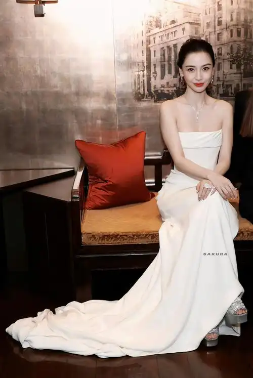 杨颖白色高定裙