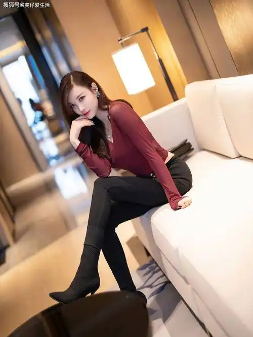 原创秋日酒红风华杨晨晨的时尚穿搭解析