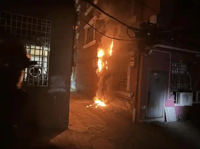 夜间一电表箱着火,火花四溅!_灭火_电器_救援