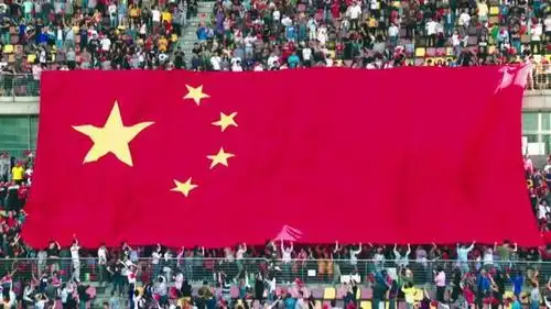 巨幅国旗出现,主看台瞬间成了一片红色海洋