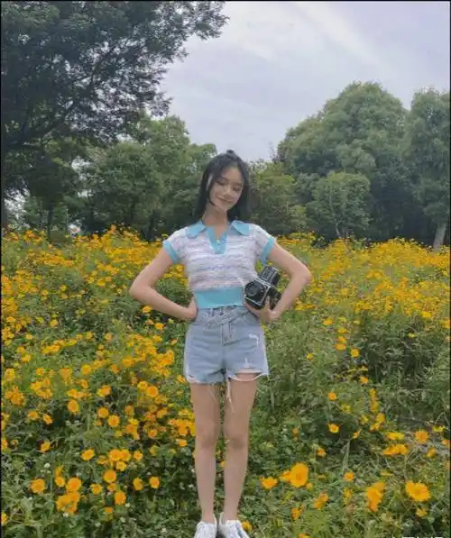 林允大热天户外拍照俏皮少女,一身短装元气十足,白皙大长腿亮眼_摄影_