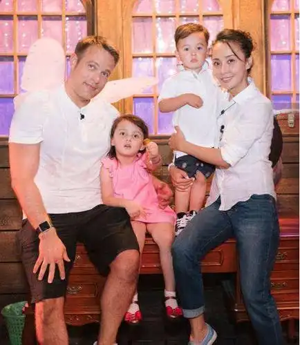 吴奇隆一家三口幸福逛街前妻马雅舒嫁老外后怎么样了