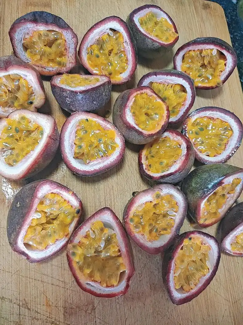 百香果柠檬糖水的酸甜可口,搭配q弹丝滑,气泡十足的手工冰粉, - 抖音