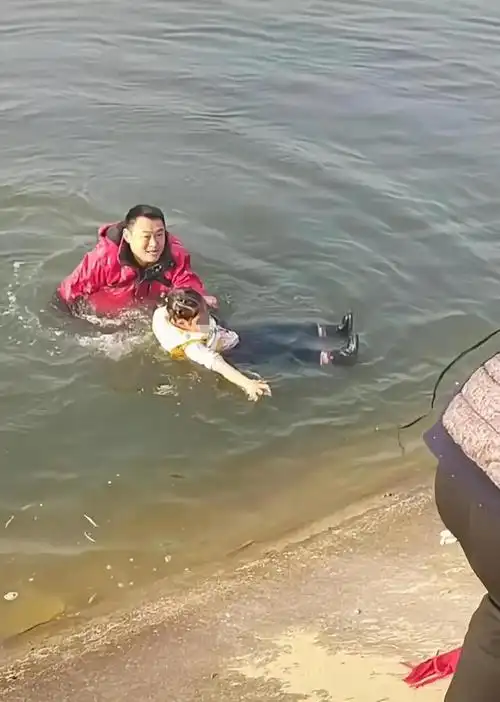 点赞!男子湖中救人不留名,单位奖万元鼓励好人好事